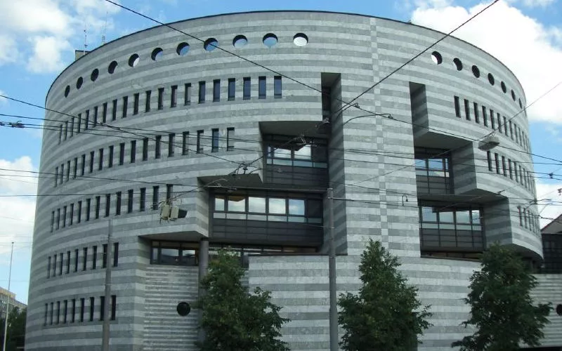 MED RESNIČNOSTJO IN DOMIŠLJIJO – Alma mater bančništva