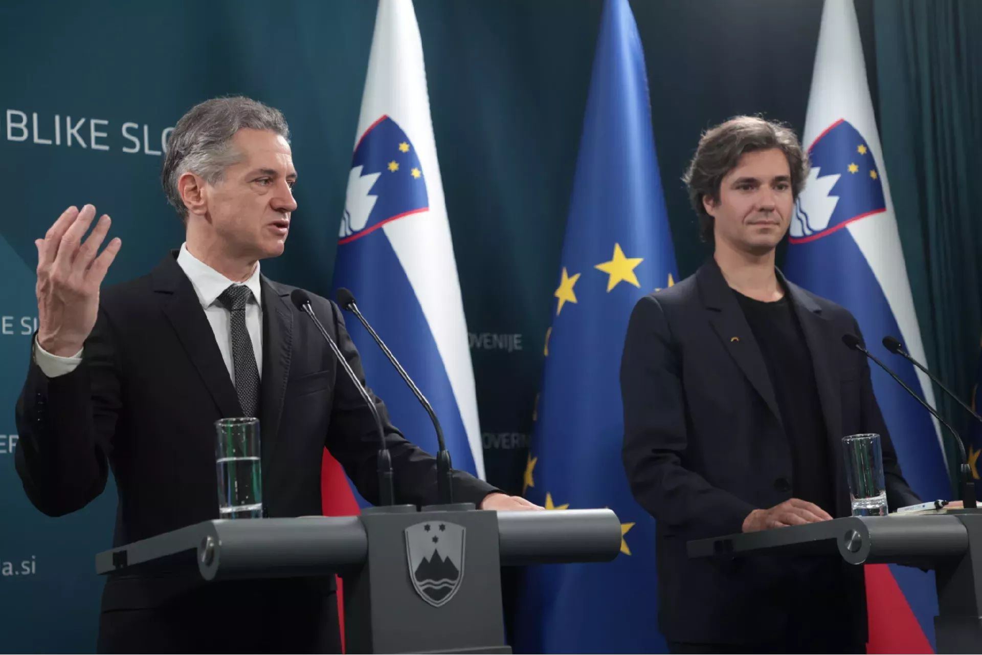 Javni denar kot predvolilno orožje: vlada tik pred volitvami v medijsko ofenzivo