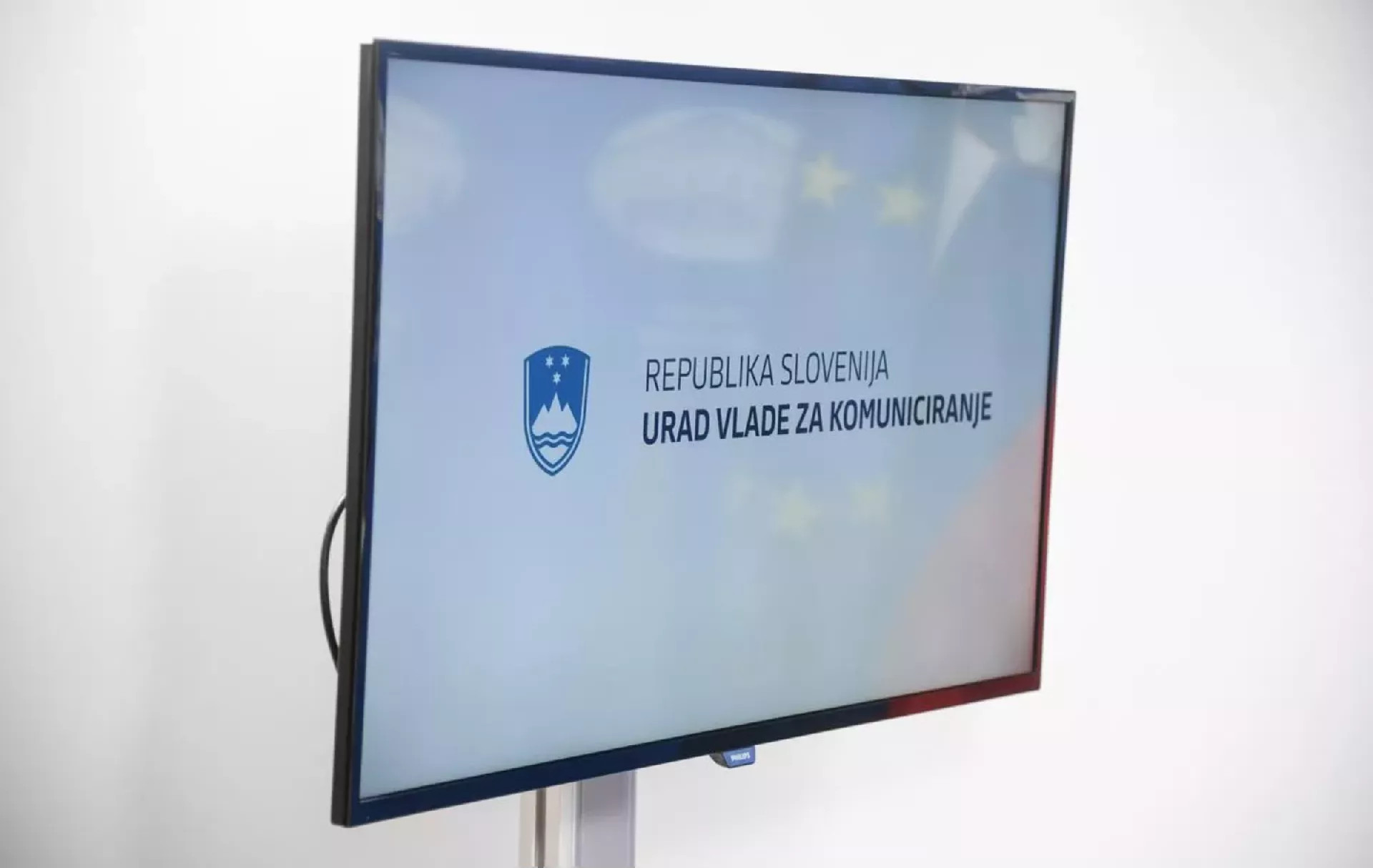 Kdo odloča v predvolilnem času? Umik razpisa UKOM odpira nova vprašanja