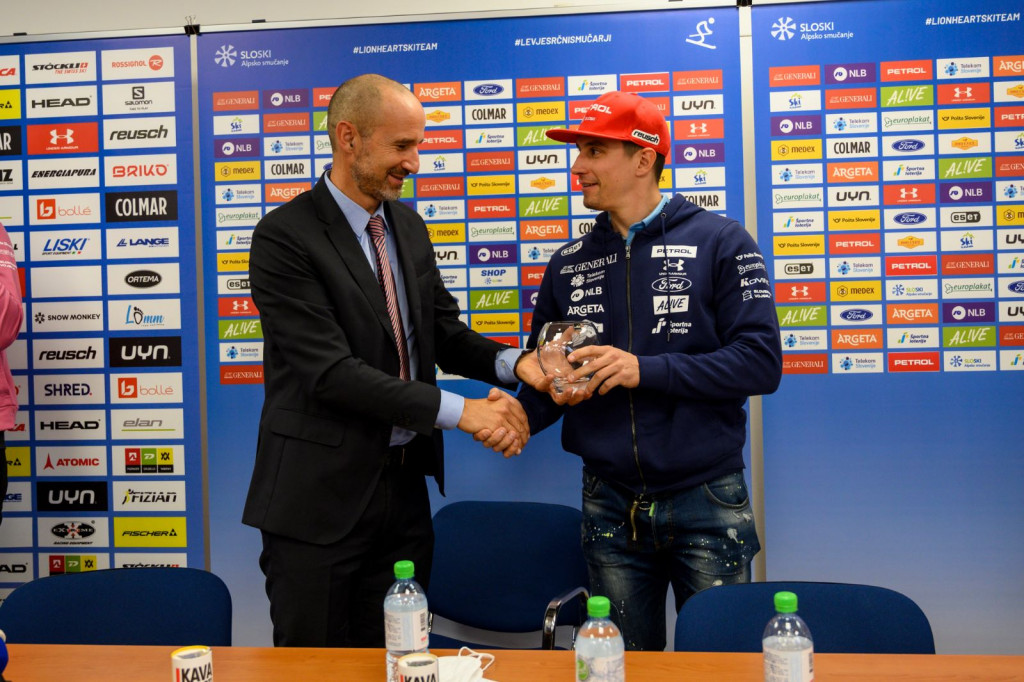 
				Predstavnik uprave Generalija Mitja Feri je Žanu Kranjcu podelil nagrado Levjesrčni. (Foto: Generali)			