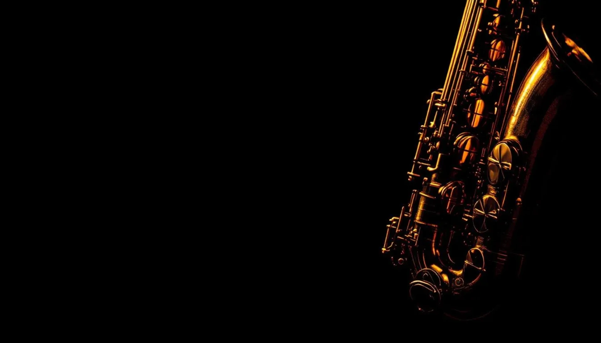 Saksofon v dramatični svetlobi